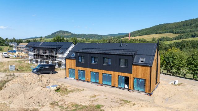 Blok apartmánů s dřevěným obkladem